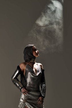 Genç bir kadın eşsiz bir moda sergiliyor zarafet ve şövalye stili..