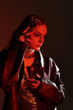 Güzel bir kadın, şatonun çekirdek zarafetini çarpıcı bir moda ve büyüleyici bir stille sergiliyor..