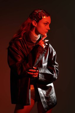 Genç, güzel bir kadın çarpıcı bir kalenin özünde zerafet sergiliyor, zamansız modayı yakalıyor..