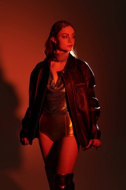 Zarif bir kadın şövalye kıyafetiyle ışıldıyor, özgüven ve sıcaklık saçıyor..