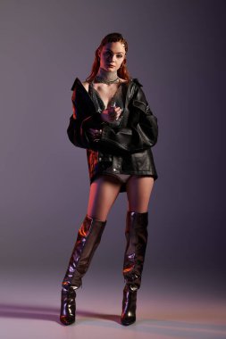 Genç bir kadın, yaratıcı bir ortamda kale ve şövalye stili karışımı bir şey sergiliyor..