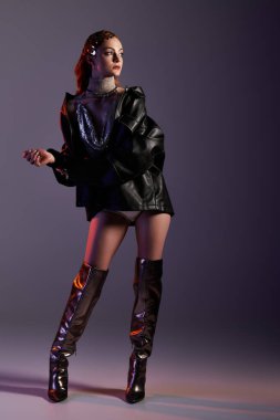 Şok edici giyinmiş kendine güvenen genç bir kadın, şövalye stilini rüya gibi bir ortamda somutlaştırıyor..