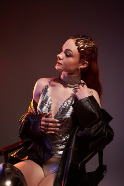 Genç bir kadın yaratıcılığını ve zarafetini göz kamaştırıcı bir elbiseyle sergiliyor. Zarifçe poz veriyor..