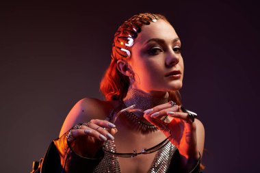 Çekici genç bir kadın büyüleyici bir zarafet ve eşsiz bir stil sergiliyor..