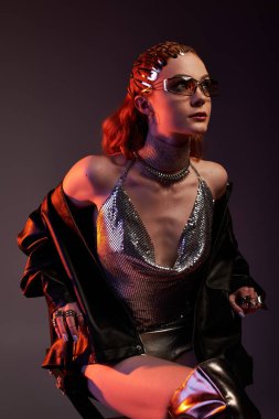 Çekici genç bir kadın zarif bir şövalye gibi poz veriyor..