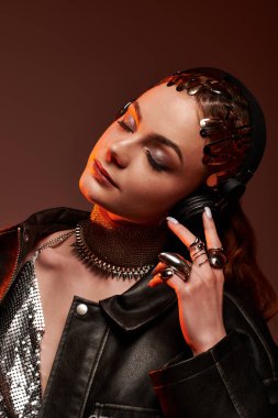 Güzel bir kadın müzik dinlerken, zarafet ve cazibe yayarken eşsiz tarzını sergiler..