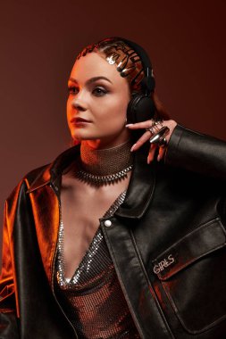 Genç, güzel bir kadın büyüleyici bir modayla zarafeti somutlaştırır..