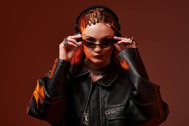 Güzel bir kadın eşsiz tarzını sergiliyor. Kale çekirdek renginde bir zarafet yayıyor..