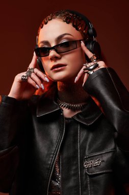 Şık giyinmiş genç bir kadın, şövalye özünü sergilerken zarafet sergiliyor..