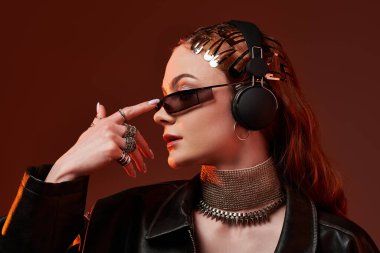 Çarpıcı bir kadın, zarafet ve fantezi ile harmanlanmış moda öğeleri sergiler..