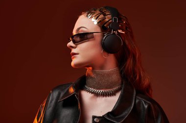 Çarpıcı genç bir kadın şatonun özünü modern moda ve kalın aksesuarlarla harmanlıyor..