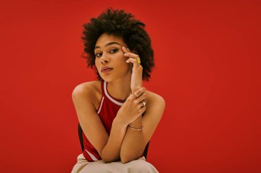 Genç bir kadın zarif bir şekilde poz veriyor, eşsiz modasını göz kamaştırıcı bir şekilde sergiliyor..