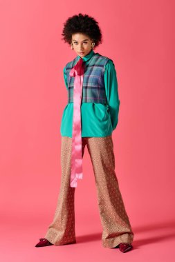 Tarz sahibi genç bir kadın özgüvenli bir şekilde poz veriyor, moda yeteneği ve yaratıcılık yayıyor..