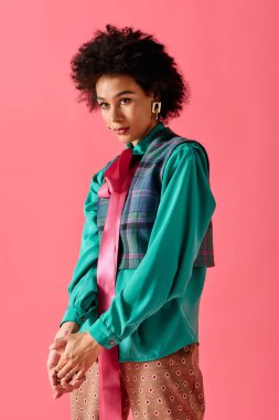 Genç bir kadın zarif ve renkli bir şekilde poz verir ve tarzını gösterir..