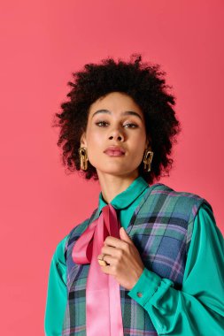 Kendine güveni tam genç bir kadın şık giyinerek cazibesini sergiliyor. Parlak ışıkta parlak dokuları ve renkleri var.