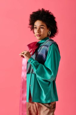 Renkli kıyafetli kendine güvenen genç bir kadın zarif bir şekilde duruyor, modern bir cazibe yayıyor..