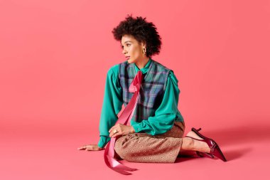 Genç, güzel bir kadın zarif bir şekilde poz veriyor. Yumuşak bir pastel zemine, zarafet saçıyor..