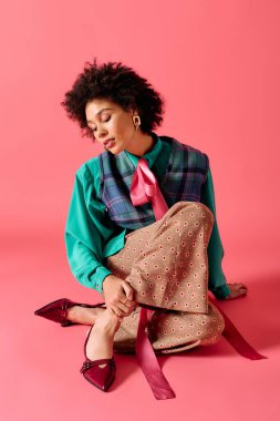 Bu genç ve güzel kadın şık bir şekilde poz veriyor, kendine güven ve cazibe saçıyor..