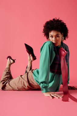 Zarif genç bir kadın zarif renkler ve kalın aksesuarlar içinde uzanır..