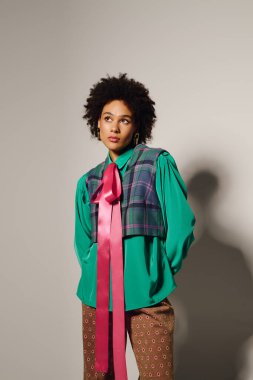 Şık bir stüdyoda, genç bir kadın kendine güvenen ve yetenekli bir moda anlayışı sergiliyor..