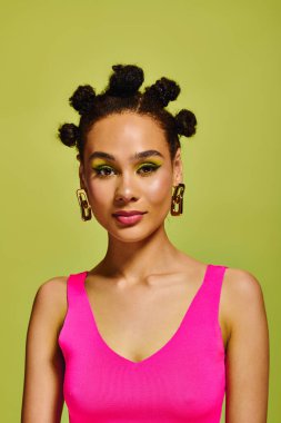 Hayat dolu genç bir kadın, eşsiz bir saç stili ve parlak bir makyajla neşeli bir tarz sergiliyor..