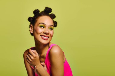 Genç bir kadın neşeli bir tarzla, eşsiz bir saç stiliyle ve parlak renklerle parıldıyor..