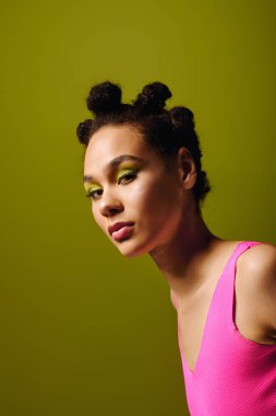 Yeşil arka planda eşsiz bir saç stili ve çarpıcı kıyafetli genç bir kadının canlı gösterisi..