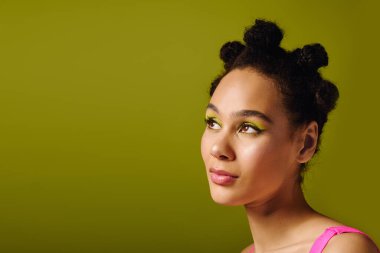 Genç bir kadın eşsiz tarzını ve cesur makyajını canlı bir arkaplanda sergiliyor..