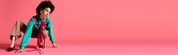 В художественной позе молодая красивая женщина подчеркивает свое чувство моды с красочной одеждой.