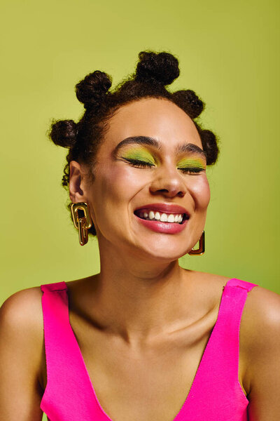 Красивая женщина улыбается с игривым выражением лица в стильной одежде.