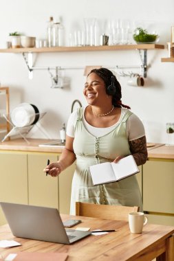 Parlak ve neşeli genç bir kadın evinin rahatlığıyla eğlenirken işiyle meşgul oluyor..