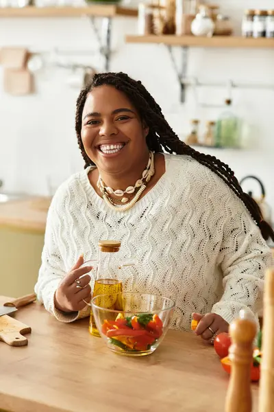 Genç Afro-Amerikalı kadın, mutfaktan canlı bir salata hazırlıyor..
