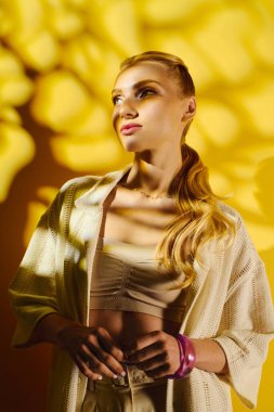 Zarif genç bir kadın zarif bir şekilde duruyor, sıcak ışıkta güneşleniyor ve büyüleyici gölgeler altında..