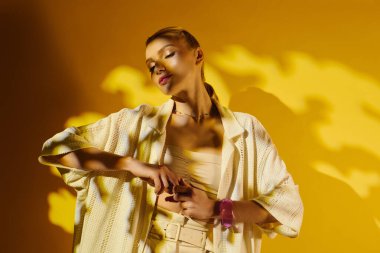 Tarz sahibi genç bir kadın, eşsiz moda anlayışını canlı bir şehir ortamında ifade eder..