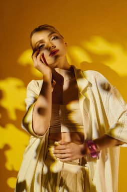 Şık, genç bir kadın, modaya uygun kıyafetlerini ve cesur aksesuarlarını sergiliyor..