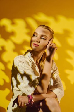 Güzel bir kadın moda anlayışını ve duruşunu sergilerken parlak sarı ışık neşe saçar..