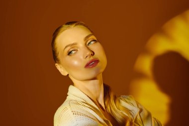 Güzel genç kadın modeller zarif bir şekilde yumuşak ışıkla aydınlatılmış rahat bir ortamda..