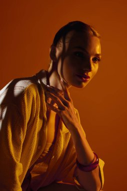 Genç ve güzel bir kadın şık bir şekilde poz verir..