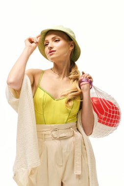 Kadın kendine güveni tam bir şekilde parlak bir elbise içinde, eğlenceli bir aksesuarla poz veriyor ve tarzını sergiliyor..