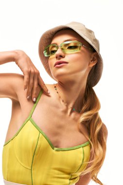 Genç bir kadın kendine güvenen bir poz verir. Canlı bir kıyafet içinde, kendine has tarzını sergiliyor..