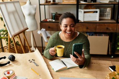 Güzel bir kadın sıcak bir atölye ortamında fikirlerini keşfederken kahveden zevk alır..