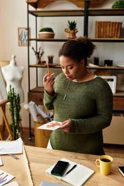 Güzel bir kadının sanatsal vizyonunu keşfetmesi için ilham dolu bir zanaat atölyesi.