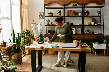 Parlak ışıklandırma atölyesinde sanatsal yaratıcılık ve tasarıma dalmış güzel bir kadın sergileniyor..