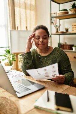 Bir kadın parlak bir atölyede çalışırken yaratıcılığını keşfetmekten zevk alır..