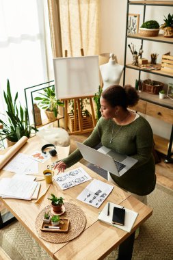 Yetenekli bir kadın, bitkiler ve sanatsal aletlerle çevrili canlı bir atölyede sanatını icra eder..