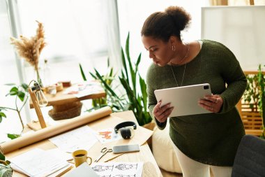 Güzel bir kadın kendini zanaatkarlığa kaptırır, fikirleri canlı bir atölyeye yerleştirir..