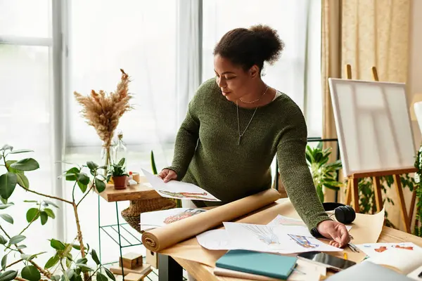 Güzel bir kadın, etrafı malzemelerle çevrili, parlak bir atölyede yaratıcı işçilik yapıyor..