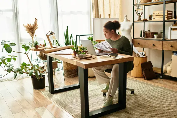 Güzel bir kadın, yeşillik ve sanat malzemeleriyle dolu parlak bir alanda el işi yapıyor..