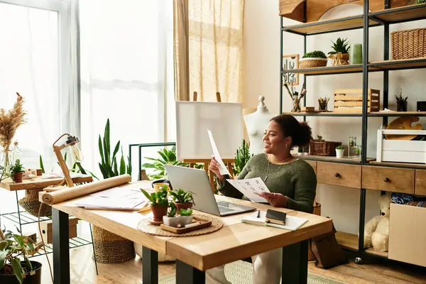 Canlı bir atölyede, yetenekli bir kadın sanatını coşkuyla icra eder..