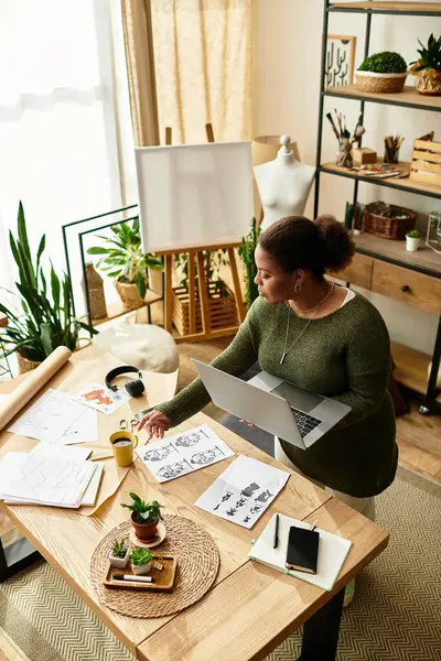 Yetenekli bir kadın, bitkiler ve sanatsal aletlerle çevrili canlı bir atölyede sanatını icra eder..